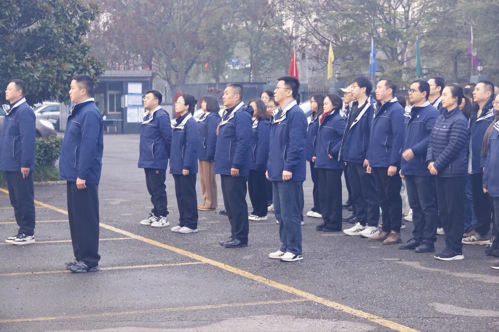 晨光映旗起新篇，凝新奮進新征程